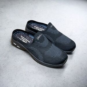 Skechers “Commute Time in Knit to Win” in Black Women’s Size 8 1/2